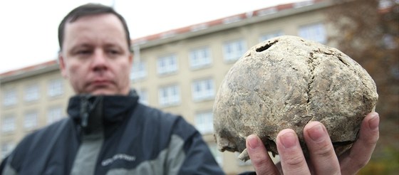 Lidské ostatky nalezené loni v srpnu na louce Budínka jsou v Jihlav. Více ne...