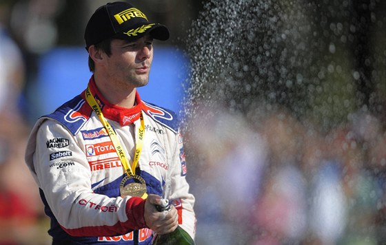 Francouzský jezdec Sébastien Loeb slaví svj triumf v Katalánské rallye