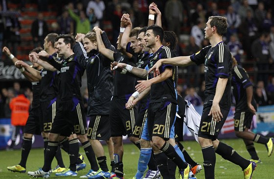 POSTUPUJEME! Fotbalisté Anderlechtu Brusel slaví s fanouky postup do