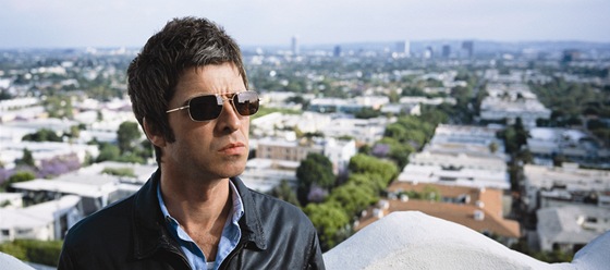 Noel Gallagher na fotografiích ke své první sólové desce High Flying Birds