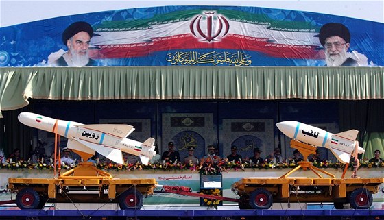 Íránská stela Zoobin a raketa Sagheb bhem pehlídky. Izrael obviuje muslimskou zemi, e vyrábí i zbran jaderné.