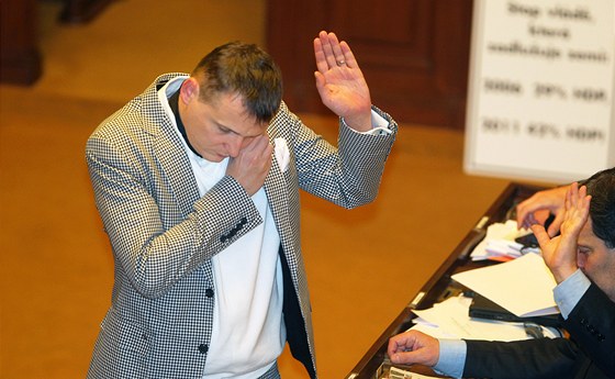 Poslanec VV Vít Bárta hlasuje pi jednání Poslanecké snmovny (2. listopadu