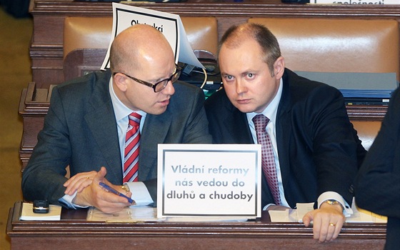 Bohuslav Sobotka a Michal Haek pi jednání Poslanecké snmovny (2. listopadu