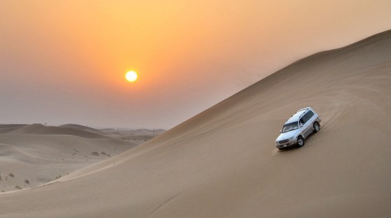 Jízda v terénních autech v písených dunách nedaleko oázy Al Khazna