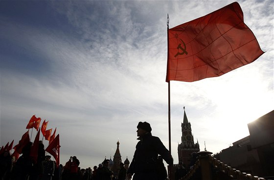 Oslavy ruských komunist a pipomínání Sovtského svazu Putinovu reimu na Rudém námstí nevadí