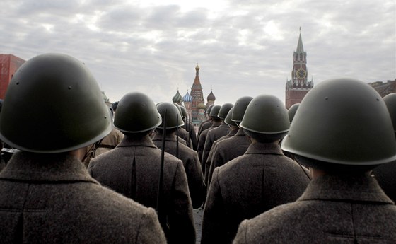 Tisíce ruských voják pochodovaly Rudým námstím v dobových uniformách (7.