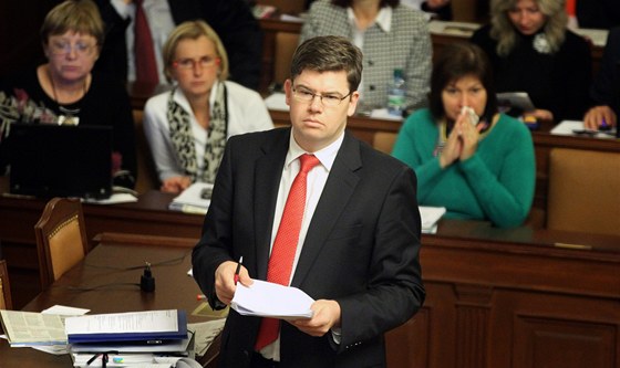 Ministr spravedlnosti Jií Pospíil ve Snmovn ped hlasováním o novém obanském zákoníku (9. listopadu 2011)