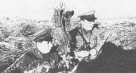Lev Zacharovi Mechlis (vlevo) byl jedním z nejobávanjích politruk Rudé