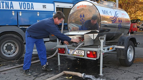 Obyvatel nejvtho opavskho sdlit Kateinky museli pro vodu k cisternm.