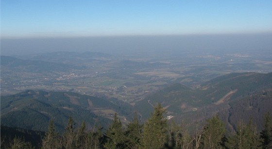 Tak to vypadá z beskydské Lysé hory, kdy východní ást Moravskoslezského kraje pikryje smogová poklice.