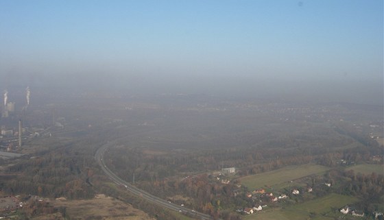 Smogová deka nad Ostravou, fotografie byla poízena v listopadu loského roku.