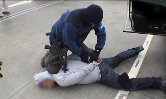 Generální inspekce bezpenostních sbor zatkla devt lidí, mezi nimi i ti policisty (ilustraní snímek)