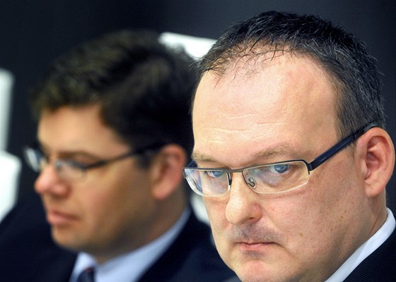 Ministr spravedlnosti Jií Pospíil (vlevo) povil 7. listopadu v Praze