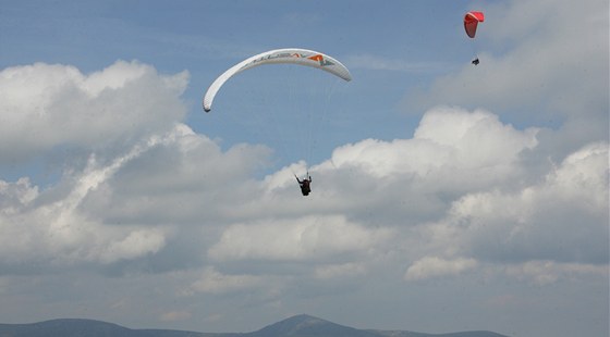 erná hora v Krkonoích je oblíbeným, ale zrádným místem pro paragliding. 
