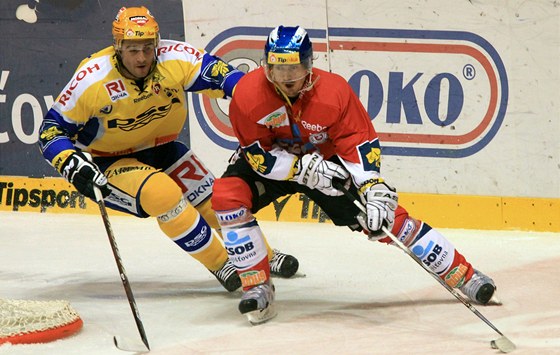 Pardubický útoník Jan Kolá (vpravo) se vrací do kádru hokejist Pardubic.