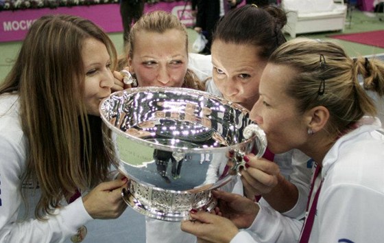PO MOSKV DO PRAHY. Loni slavily eské tenistky zisk fedcupové trofeje v Moskv. Budou se radovat také v praském finále?