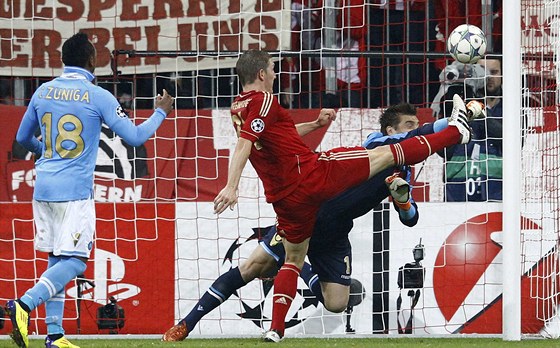 Schweinsteiger z Bayernu se marn snaí pekonat brankáe Neapole