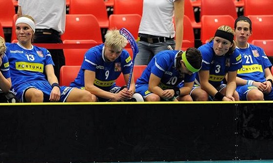 eské florbalové reprezentantky smutn sedí na stídace. Zápas o bronzové medaile na mistrovství svta se jim nepove