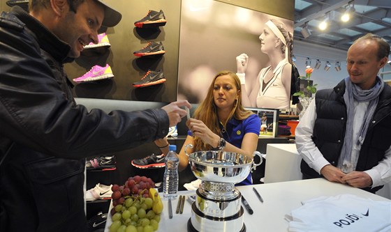 AUTOGRAMIÁDA. eská tenisová ampionka Petra Kvitová se podepisuje fanoukm.  