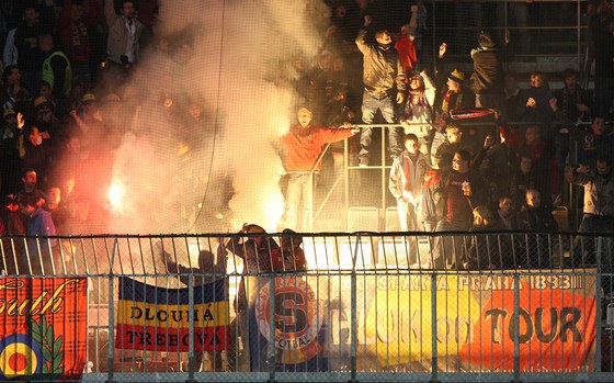 Fanouci letenského týmu rádi odpalují zakázané svtlice. Na snímku jejich listopadové ádní v Olomouci.