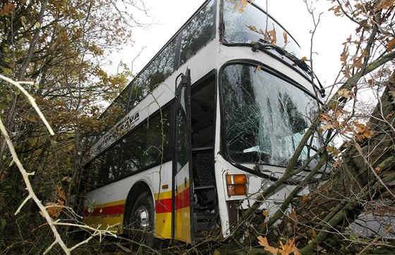 Na Písecku havaroval dvoupatrový autobus, který vezl koláky z plaveckého