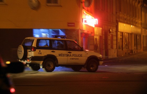 Auto mstské policie projídí centrem Vimperka. Jet na zaátku týdne tu