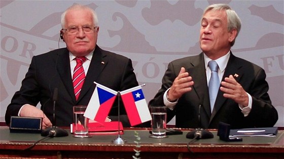 eský prezident Václav Klaus si bhem projevu chilského prezidenta Sebastiána...