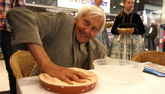 Slavný zlínský cestovatel Miroslav Zikmund otiskl do formy svoji dla, její