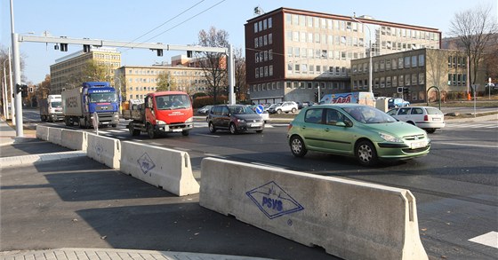Nová Antonínova kiovatka ve Zlín a betonové zátarasy, které blokují odboku