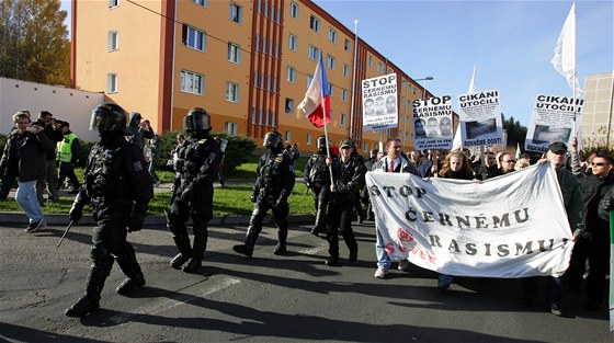 V prvodu extremist v Rotav li i ti uitelé z místní základní koly. Romové