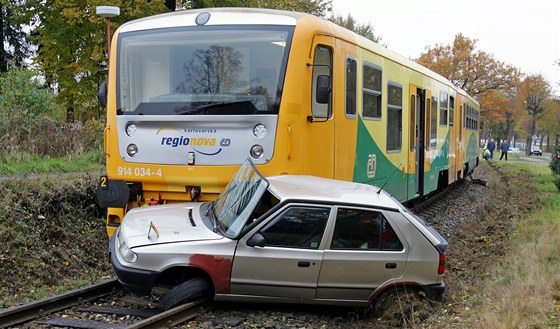 Pi nehod v Ai odtlail vlak auto 50 metr od pejezdu, dva lidé z osobního