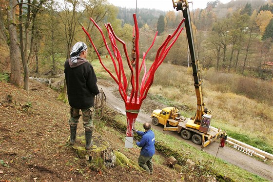 Obí sochy instalovali v botanické zahrad v Beov pomocí jeábu.