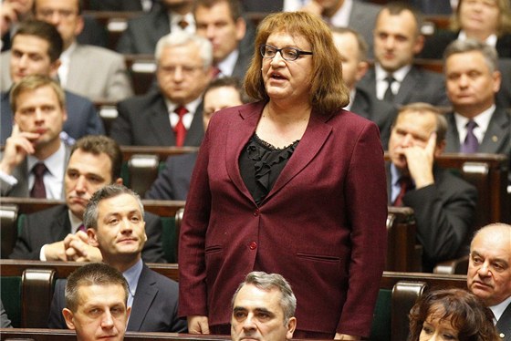 Transsexuálka Anna Grodzká skládá v polském parlamentu slib, po její pravici