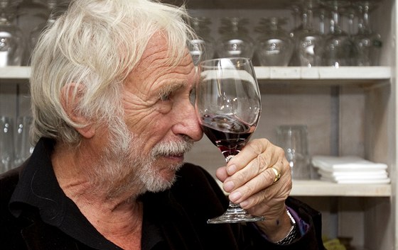 Pierre Richard  pi rozhovoru pro iDNES.cz ukazuje, jak zkoumá barvu vína ze...