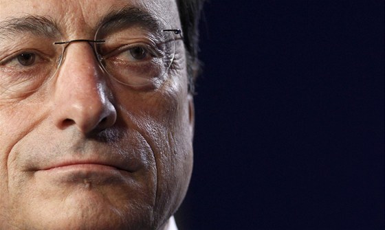 éf Evropské centrální banky Mario Draghi íká, e euorónu eká po recesi oivení.