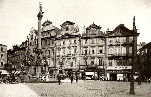 Tém trnáctimetrový sloup nesl dvoumetrovou pozlacenou sochu Panny Marie...