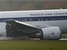 Na varavskm letiti nouzov pistl Boeing 767. (1. listopadu 2011)