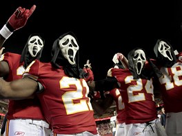 Hrái amerického fotbalu z Kansas City oslavují v halloweenských maskách