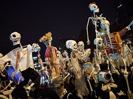 39. halloweenskou pehlídku v ulicích New Yorku provázely kostry vech...