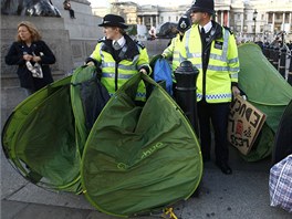 Policisté v pedstihu odstranili stany z Trafalgar Square, kudy také