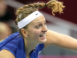 PODÁNÍ. Petra Kvitová zahájila finále Fed Cupu v úvodním zápase proti Marii...