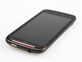 Recenze HTC Sensation XE telo