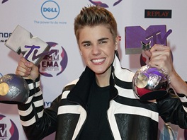 MTV 2011 - Justin Bieber se svými trofejemi (Belfast, 6. listopadu 2011)