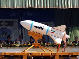 Na pehlídce byly pedstaveny i íránské rakety Sagheb (vpravo) nebo stely