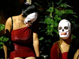 Mexické prostituky se úastní pochodu v Den mrtvých symbolicky s maskami lebek,
