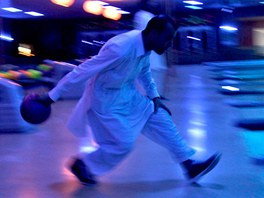 Afghánec hraje bowling v prvním oteveném bowlingovém centru v zemi. Mui, eny