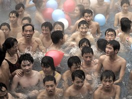 íntí turisté se tlaí v bazénu s horkými bublinkami. Svtová populace tento