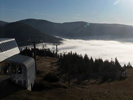 Podobný byl i pohled od stanice lanovky na Medvdín nad pindlerovým Mlýnem...