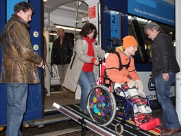 Pro nastupování a vystupování cestujících na vozíku je ve vozidle uloena ve...