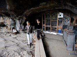 Ptapadesátiletá Anne Cautainová (vpravo) ije v jeskyni od roku 2009. 